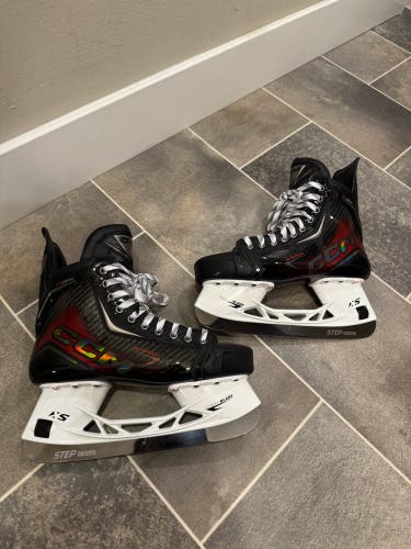 2025 CCM JetSpeed FT8 Pro Hockey Skates Regular Width 8.5 (New)