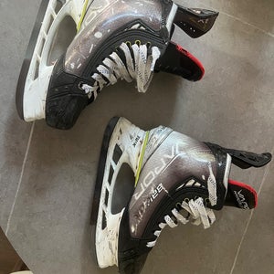 2022 Bauer Vapor Hyperlite Hockey Skates Extra Wide Width 5 (Used)
