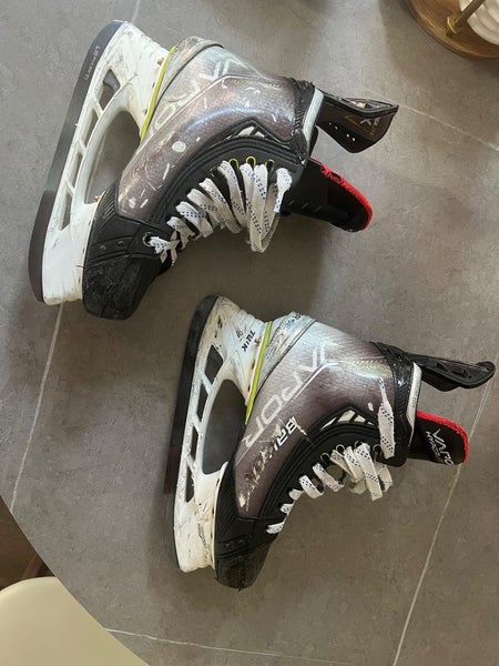 2022 Bauer Vapor Hyperlite Hockey Skates Extra Wide Width 5 (Used)