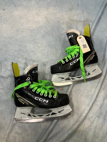 Intermediate CCM AS-560 Hockey Skates Regular Width Size 4 (Used)