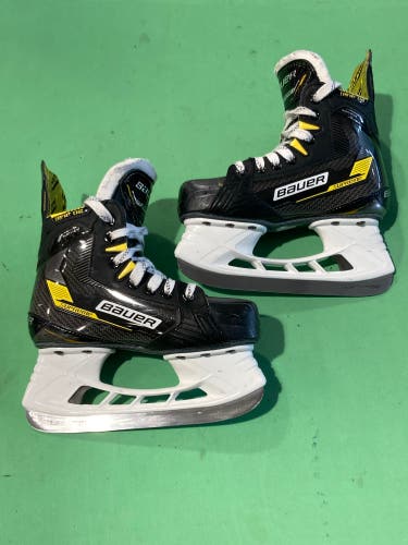 Used Junior Bauer Supreme Matrix Hockey Skates Size 1.5 | Box Included