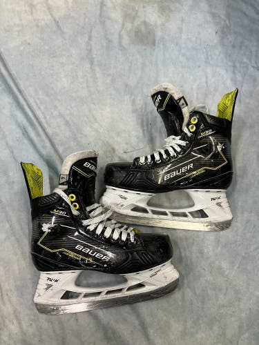 Intermediate Bauer Supreme M30 Hockey Skates Regular Width 6 (Used)