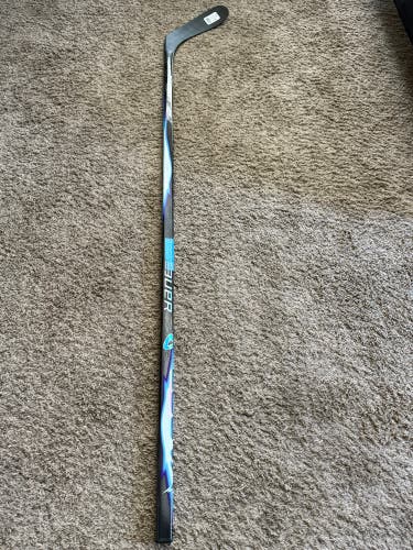 Senior Bauer Vapor FlyLite Right Handed Hockey Stick P28 77 Flex(New)