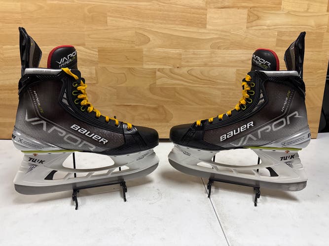 2024 Bauer Vapor Hyperlite Hockey Skates Regular Width 10 (Used)
