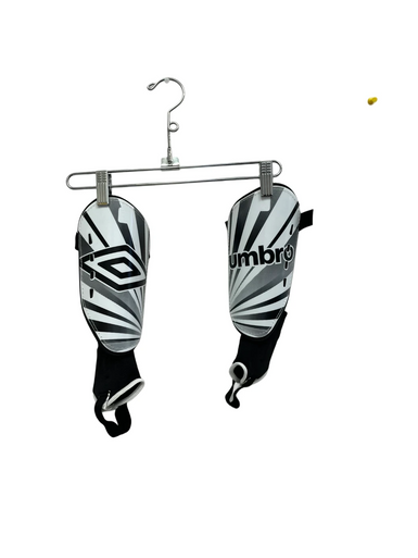 Used Umbro ARTURO Soccer Shin Guards Adult White LG 11692-S000142095