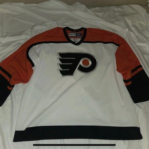 White XL Men's CCM Jersey (Used)