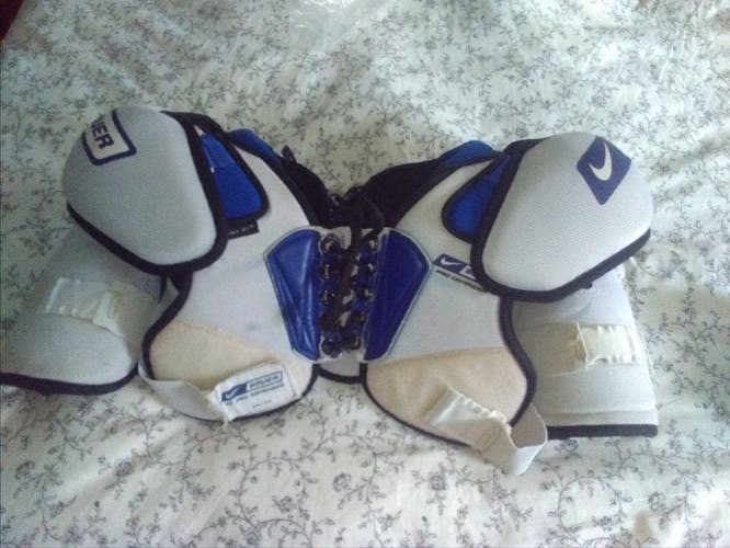 Medium Senior Bauer Pro Defender Shoulder Pads (Used)