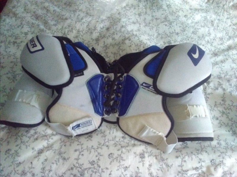 Medium Senior Bauer Pro Defender Shoulder Pads (Used)