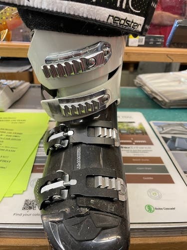 Mondo 25 & 25.5 Unisex Atomic All Mountain Redster Pro 120 Ski Boots Stiff Flex (Used)