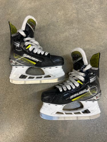 Junior Bauer Vapor X4 Hockey Skates Regular Width Size 2.5 (Used)