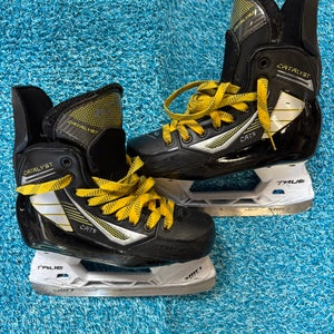 Intermediate True Catalyst 5 Hockey Skates Regular Width Size 4 (Used)