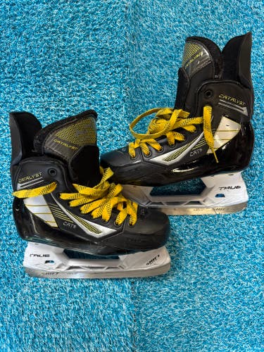 Intermediate True Catalyst 5 Hockey Skates Regular Width Size 4 (Used)