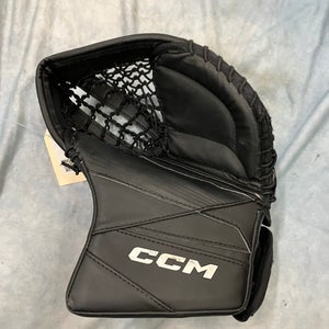 Black Junior CCM Axis 2.5 Goalie Glove