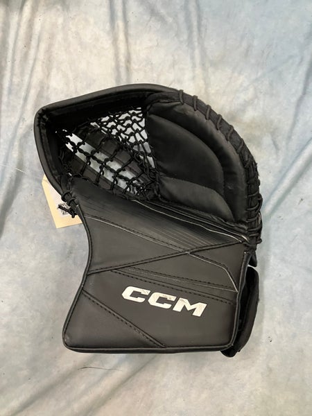 Black Junior CCM Axis 2.5 Goalie Glove