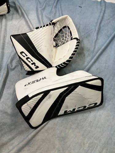White Youth CCM YTFLEX Goalie Glove & Blocker Set Regular (Used)