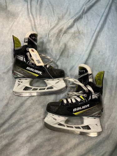 Junior Bauer Vapor X4 Hockey Skates Regular Width Size 1.5 (Used)