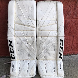 28"+1 Junior CCM Extreme Flex 5.5 Goalie Leg Pads (Used)