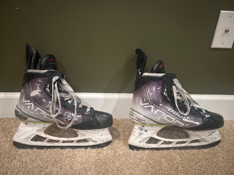 2021 Bauer Vapor Hyperlite Hockey Skates Regular Width Pro Stock 9 (Used)