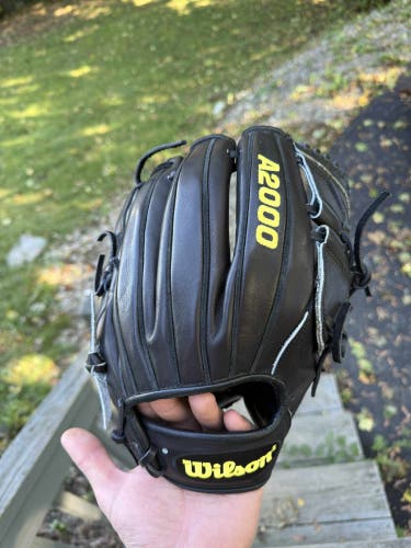 Wilson A2000 RH Pitcher's Baseball Glove 11.75" (Used)