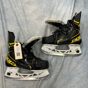 Junior CCM Super Tacks 9380 Hockey Skates Regular Width Size 2.5 (Used)