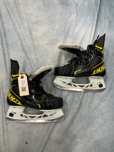 Junior CCM Super Tacks 9380 Hockey Skates Regular Width Size 2.5 (Used)