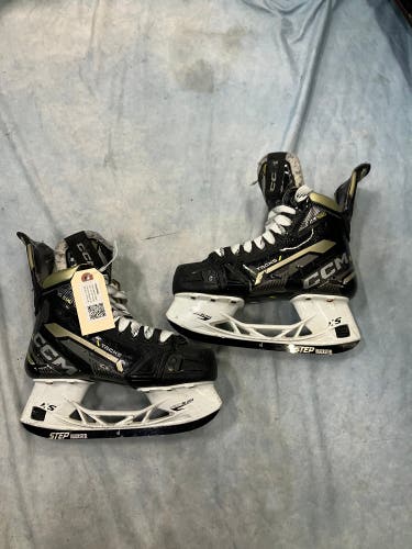 Intermediate CCM Tacks AS-590 Hockey Skates Regular Width Size 4.5 (Used)