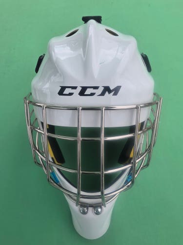 White Senior CCM Axis 1.5 Goalie Mask (7 - 7 1/2)