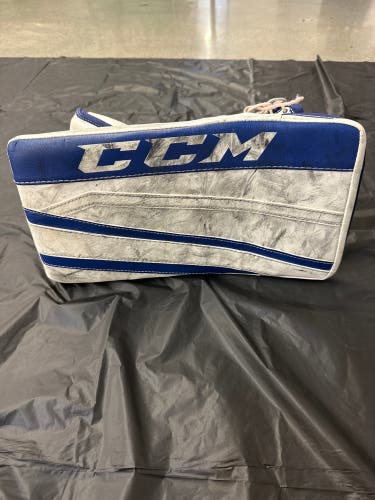 White Senior CCM Extreme Flex II 860 Goalie Gloves & Blockers Regular (Used)