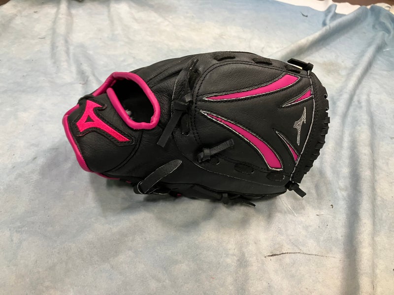 Black Mizuno Finch RH Softball Glove 10" (Used)
