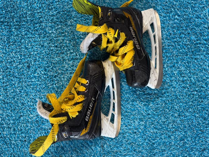 Youth Bauer Supreme M4 Hockey Skates Regular Width 11 (Used)