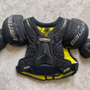Small Junior Bauer Supreme S29 Shoulder Pads (Used)