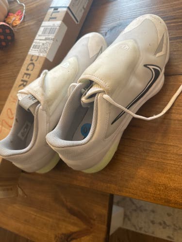 White Men's Size M 10.0 (W 11.0) Adult Nike Trout Metal (New)