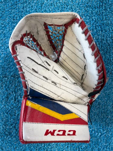 Junior CCM Extreme Flex II 760 Goalie Glove Regular (Used)