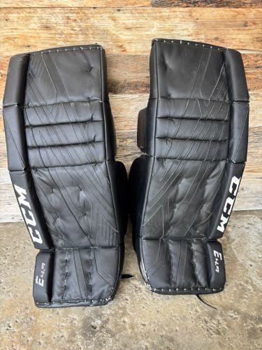 Black 32" + 1" Intermediate CCM Extreme Flex E4.9 Goalie Leg Pads