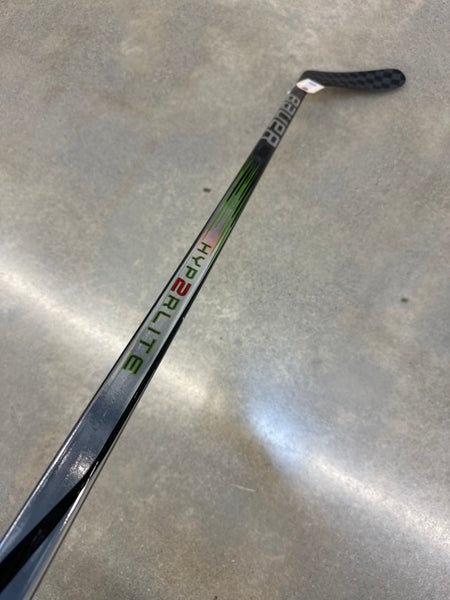 Intermediate Bauer Vapor Hyperlite 2 Hockey Stick Right Handed P28 (Used)
