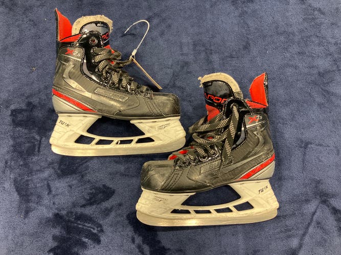 Junior Bauer Vapor X2.5 Hockey Skates Regular Width Size 2 (Used)