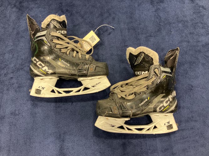 Junior CCM Tacks AS580 Hockey Skates Wide Width Size 1.5 (Used)