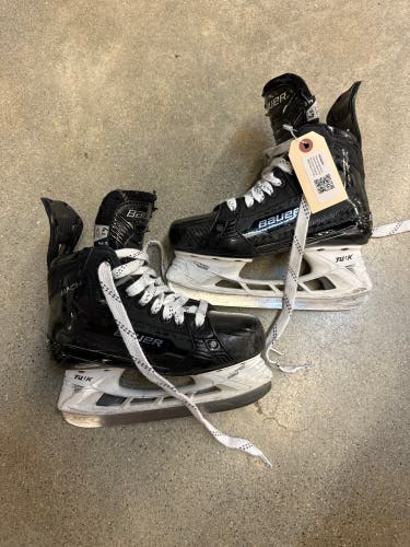 Intermediate Bauer Supreme Mach Hockey Skates Regular Width Size 4.5 (Used)