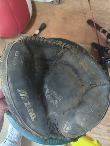Mizuno RH Catcher's Baseball Glove 31.5" (Used)