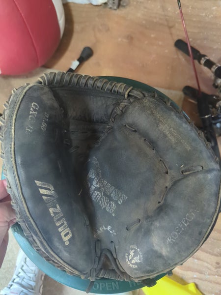 Mizuno RH Catcher's Baseball Glove 31.5" (Used)