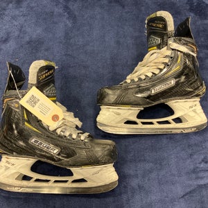 Intermediate Bauer Supreme 2S Pro Hockey Skates Regular Width Size 5.5 (Used)