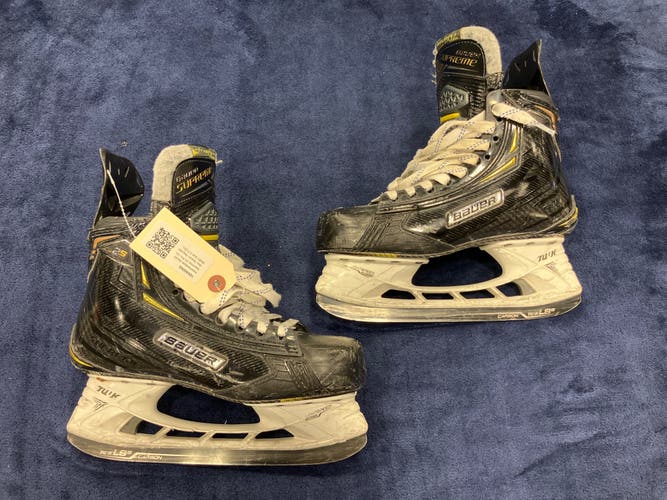 Intermediate Bauer Supreme 2S Pro Hockey Skates Regular Width Size 5.5 (Used)