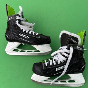 Intermediate Bauer XLS Hockey Skates Regular Width Size 5
