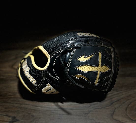 Wilson A2000 RH Baseball Glove 12" (Used)