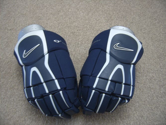 Hockey Gloves-Excellent Condition Senior Nike Quest 2 Hockey Gloves 14.5"