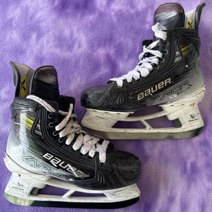 Intermediate Bauer Vapor Hyperlite 2 Hockey Skates Regular Width Size 5.5 (Used)