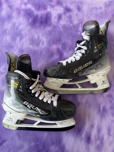 Intermediate Bauer Vapor Hyperlite 2 Hockey Skates Regular Width Size 5.5 (Used)