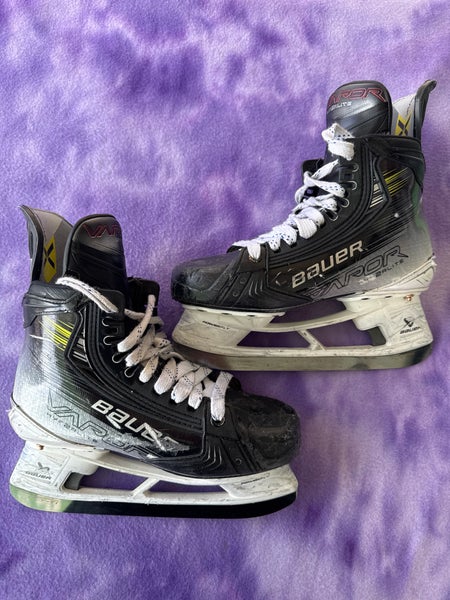 Intermediate Bauer Vapor Hyperlite 2 Hockey Skates Regular Width Size 5.5 (Used)