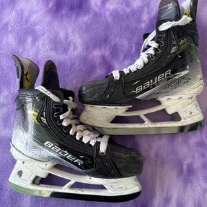 Bauer Vapor Hyperlite 2 Hockey Skates | Intermediate 5.5 Fit 2 (Used)
