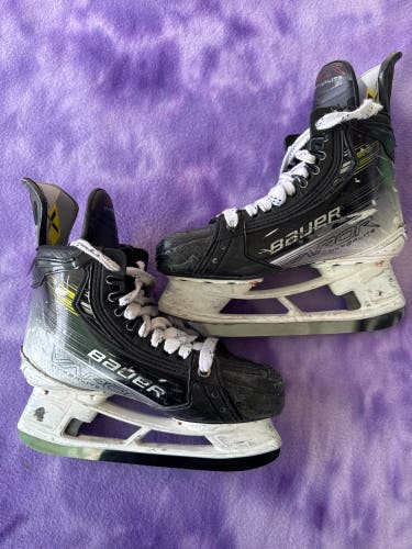 Bauer Vapor Hyperlite 2 Hockey Skates | Intermediate 5.5 Fit 2 (Used)